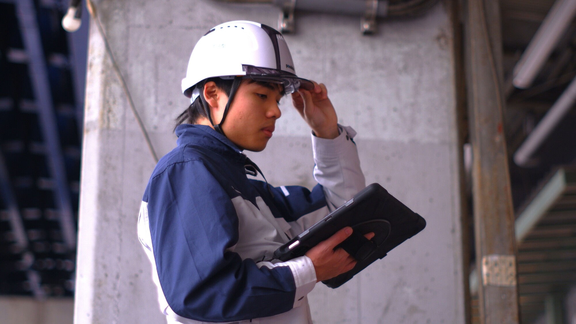 東さんの仕事風景